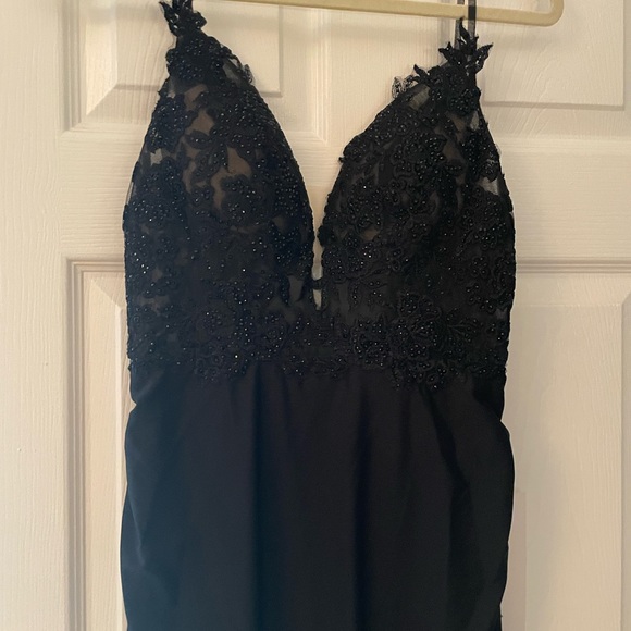 Stunning black dress with very small train. - Picture 4 of 11